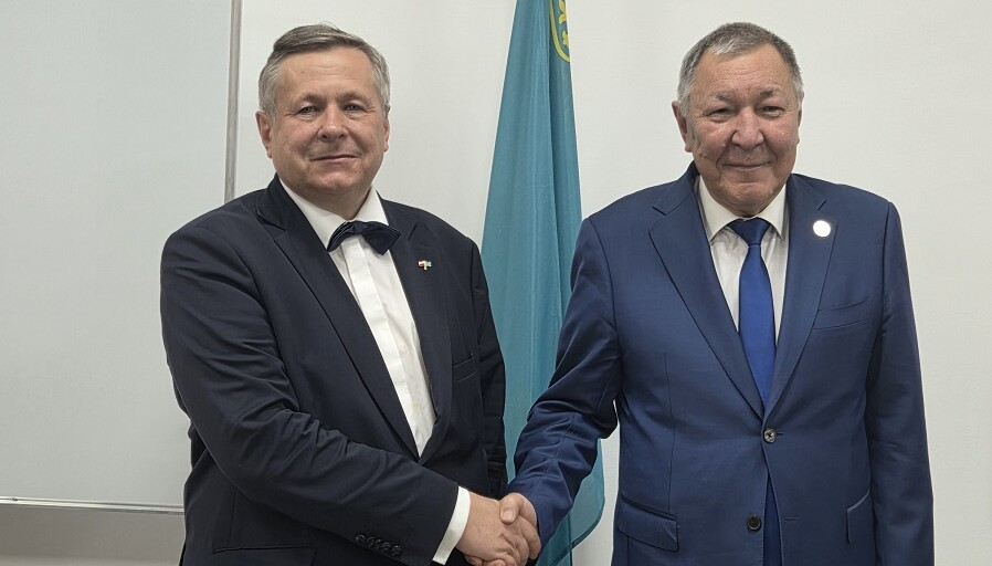 Dziekan WNPE UZ gościem uniwersytetów w Kazachstanie