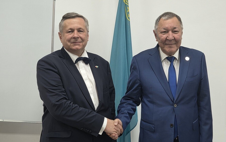 Dziekan WNPE UZ gościem uniwersytetów w Kazachstanie